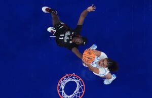 Staley menyambut wisuda UCLA sebelum pertandingan perebutan gelar, lalu menyeringai ke arah penonton setelah drama jabat tangan