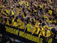 Universitas Michigan mengadakan pesta menonton pertandingan kejuaraan nasional melawan UConn di Crisler Center