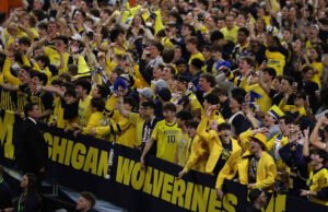 Universitas Michigan mengadakan pesta menonton pertandingan kejuaraan nasional melawan UConn di Crisler Center