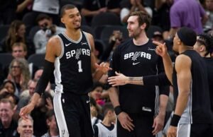 Wembanyama dari Spurs meninggalkan pertandingan melawan 76ers di babak pertama karena cedera tulang rusuk kiri