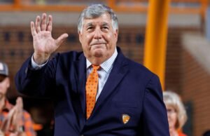 VFL Bob Kesling dihormati dengan Penghargaan Lindsey Nelson