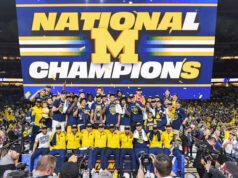 Universitas Michigan merayakan kejuaraan bola basket nasional dengan parade di Crisler Center
