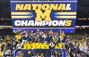 Universitas Michigan merayakan kejuaraan bola basket nasional dengan parade di Crisler Center