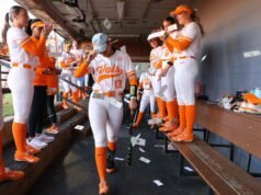Empat home run mengalahkan #9 Tennessee melewati ETSU dalam gaya aturan lari