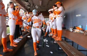 Empat home run mengalahkan #9 Tennessee melewati ETSU dalam gaya aturan lari