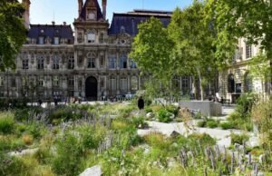 Paris. Serangan 13 November: taman sebagai penghormatan kepada para korban yang terdegradasi pada malam hari