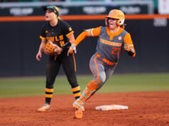 Malam pemecahan rekor Taelyn Holley membawa #9 Lady Vols meraih kemenangan run-rule 13-5