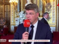 “Amerika Serikat telah berhasil mengatasi krisis ini, yang belum berakhir,” jawab Cédric Perrin