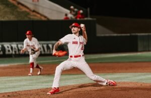 Wolfpack bertarung melawan Setan Biru dalam pertarungan tim Segitiga