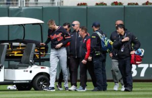 Parker Meadows dari Tigers dirawat di rumah sakit setelah bertabrakan langsung dengan rekan setimnya Riley Greene di lapangan