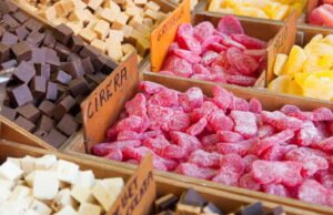 Dia dipecat karena memakan permen yang ditujukan untuk sampah dan diterima kembali