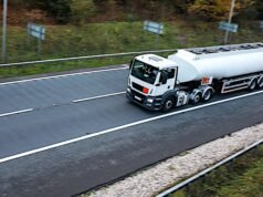 Truk-truk besar yang mengangkut bahan bakar ke pompa bensin diperbolehkan pada akhir pekan