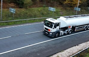 Truk-truk besar yang mengangkut bahan bakar ke pompa bensin diperbolehkan pada akhir pekan