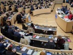 Timur Besar. Sidang pleno dewan regional yang menegangkan seputar teks hukum “Alsace”.