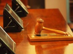 “Dia bekerja tapi tidak mendapat bayaran”, di usia 31 tahun dia masih tinggal bersama ibunya yang menempuh jalur hukum untuk mengusirnya.