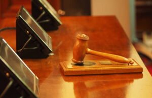 “Dia bekerja tapi tidak mendapat bayaran”, di usia 31 tahun dia masih tinggal bersama ibunya yang menempuh jalur hukum untuk mengusirnya.