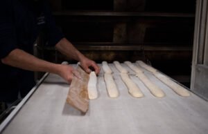 PS dan beberapa serikat pekerja memutarbalikkan tangan Perdana Menteri,” sesal penulis RUU tersebut, Senator Annick Billon.