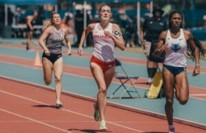Sadie Engelhardt menerima penghargaan ACC Outdoor Track & Field Freshman of the Week.