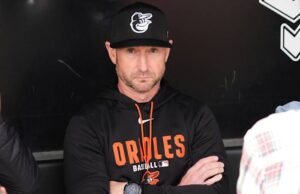 Manajer Orioles Craig Albernaz kembali – dengan rahang patah – sehari setelah terkena bola kotor