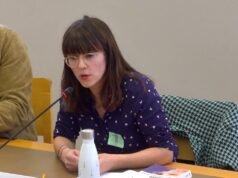 Disinformasi adalah “bisnis yang sangat menguntungkan,” Aude Favre memperingatkan