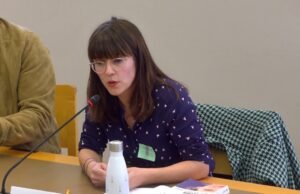 Disinformasi adalah “bisnis yang sangat menguntungkan,” Aude Favre memperingatkan