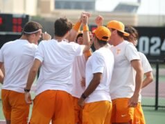 Vols menjatuhkan skor putaran pertama Kejuaraan SEC 4-0 menjadi #25 Pemberontak