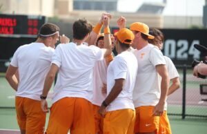 Vols menjatuhkan skor putaran pertama Kejuaraan SEC 4-0 menjadi #25 Pemberontak