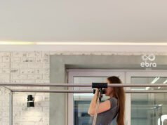 Seorang wanita melakukan Pilates, kriteria absolut baru bagi kaum maskulin