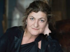 Julie Brochen dalam “The Story of the Servant Zerline”, disutradarai oleh Bernard Sobel