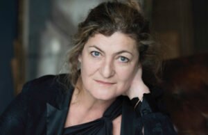 Julie Brochen dalam “The Story of the Servant Zerline”, disutradarai oleh Bernard Sobel