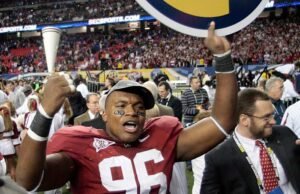Jaksa mengatakan riasan dan wig membantu mantan pemain Alabama itu menyamar sebagai pemain NFL dalam penipuan senilai $20 juta