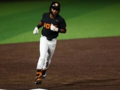 Pembuka seri drop vols vs. #22/25 Rebels, 7-4