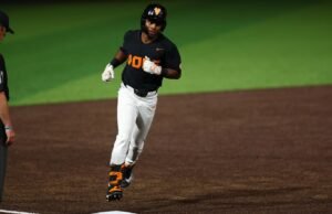 Pembuka seri drop vols vs. #22/25 Rebels, 7-4