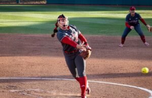 Lonjakan akhir tidak cukup karena lapangan jatuh ke #20/19 Stanford di seri pembuka