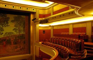 Laurent Ruquier membeli Comédie dan Studio des Champs-Elysées