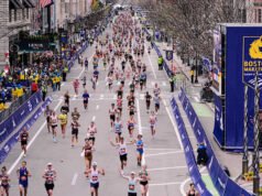 Mantan putri pertama Chelsea Clinton menyelesaikan Boston Marathon, Bill dan Hillary menemuinya di garis finis