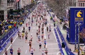Mantan putri pertama Chelsea Clinton menyelesaikan Boston Marathon, Bill dan Hillary menemuinya di garis finis