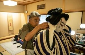 Di Jepang, pembuat wig ulung menghidupkan panggung