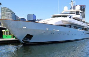 Kapal superyacht milik bos besar Amerika di Pyrénées-Orientales ini tidak luput dari perhatian