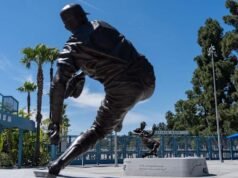 Pelempar Hall of Fame Sandy Koufax memenangkan Penghargaan Baseball Digest untuk pencapaian seumur hidup