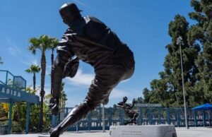 Pelempar Hall of Fame Sandy Koufax memenangkan Penghargaan Baseball Digest untuk pencapaian seumur hidup