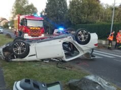 sebuah mobil di atapnya, dua penumpangnya dibebaskan