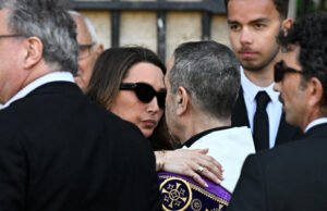 Penghilangan hidup. Pemakaman Nathalie Baye: peti mati berwarna putih, seperti milik Johnny