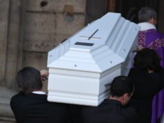 Hilangnya. Peti mati putih seperti Johnny, kata-kata Laura… highlight pemakaman Nathalie Baye