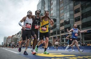 Seorang pria yang membantu pelari lain melewati garis finis di Boston Marathon mengatakan bahwa membantu adalah naluri alaminya