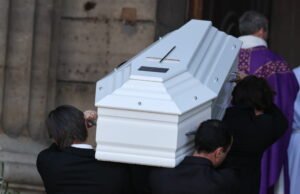 Hilangnya. Peti mati putih seperti Johnny, kata-kata Laura… highlight pemakaman Nathalie Baye