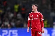 Paris, Prancis - 8 April: Andy Robertson dari Liverpool FC memberi isyarat selama Perempatfinal Liga Champions UEFA 2025/26 Le Pertama