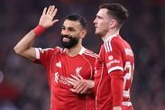 LIVERPOOL, INGGRIS – 28 JANUARI: Mohamed Salah dari Liverpool (kiri) merayakan golnya bersama Andrew Robertson dari Liverpool