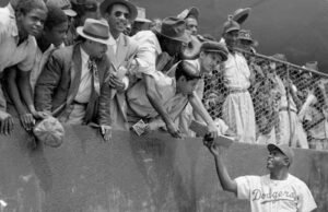 MLB merayakan Hari Jackie Robinson karena setiap pemain memakai nomor 42 pada peringatan debut bersejarah mereka