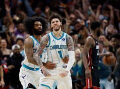 LaMelo Ball mengalahkan maskot tim Hugo dua kali setelah Hornets menyingkirkan Heat dari turnamen play-in